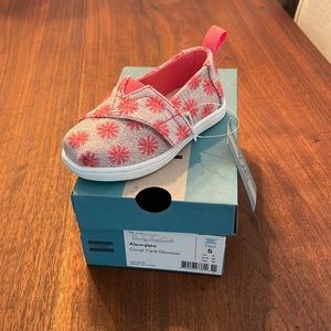 NEW WITH TAGS AND BOX!! Toms coral glimmer alpargata toddler shoe